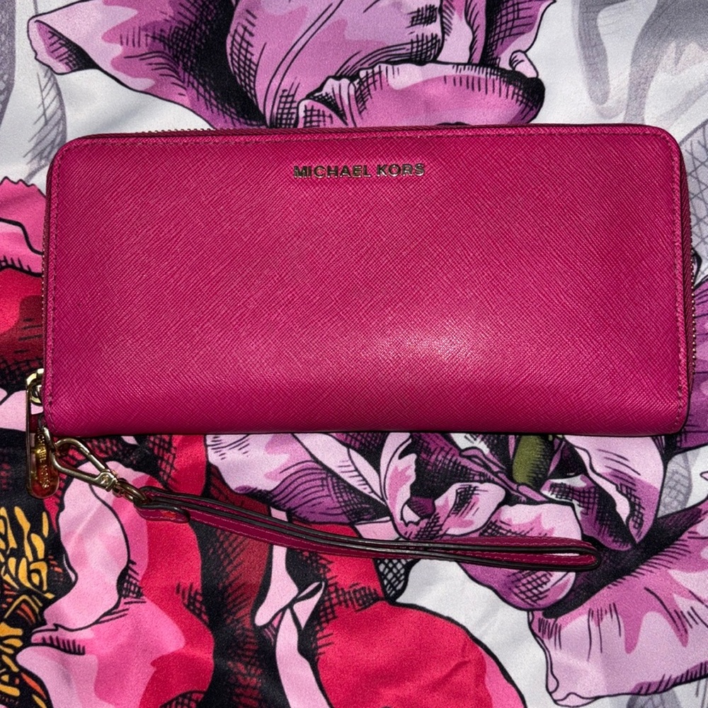EUC Michael Kors LG TRVL CONTINENTAL WALLET